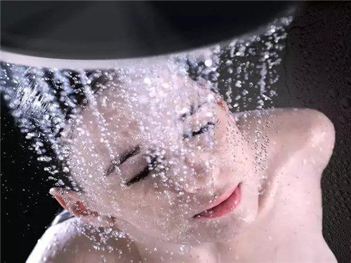 【小窍门】花洒出水量越来越少，咋办呢？(图1)